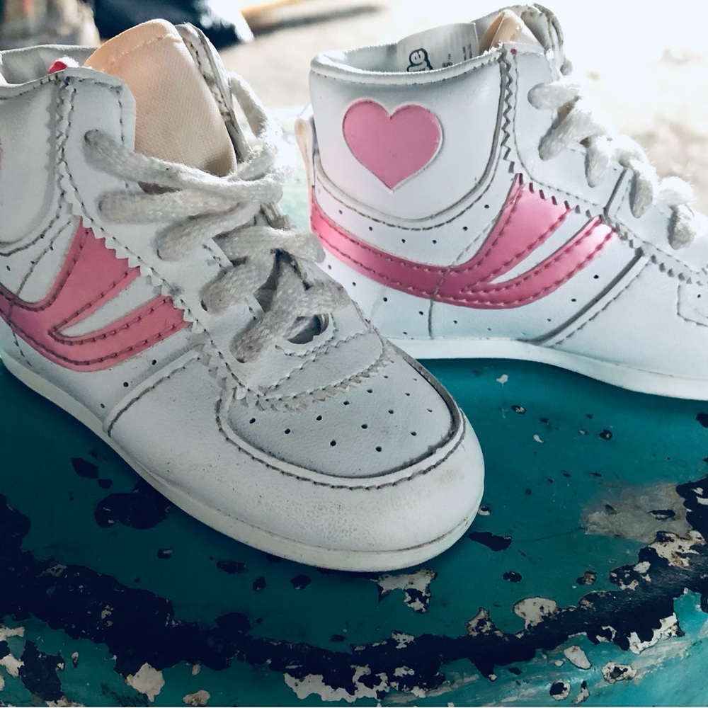 ‼️5 items for $8‼️ Kids White and Pink Heart Sneakers